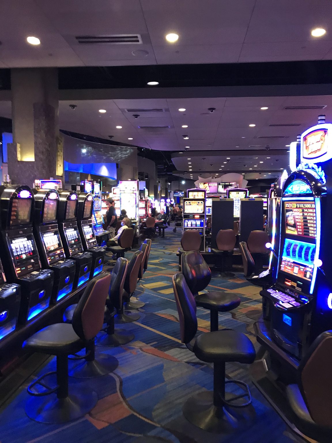 cherokee casino dealer